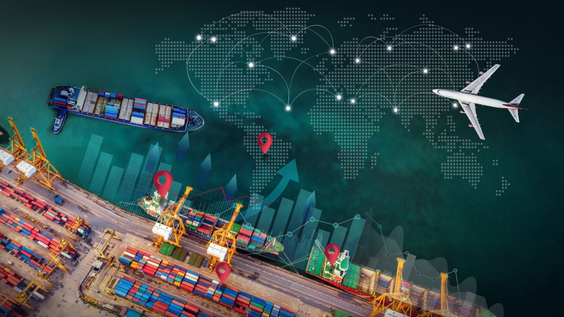 Installation mit Darstellung eines Hafens, Containerschiffe, Flugzeug, globales Netzwerk, Pfeile